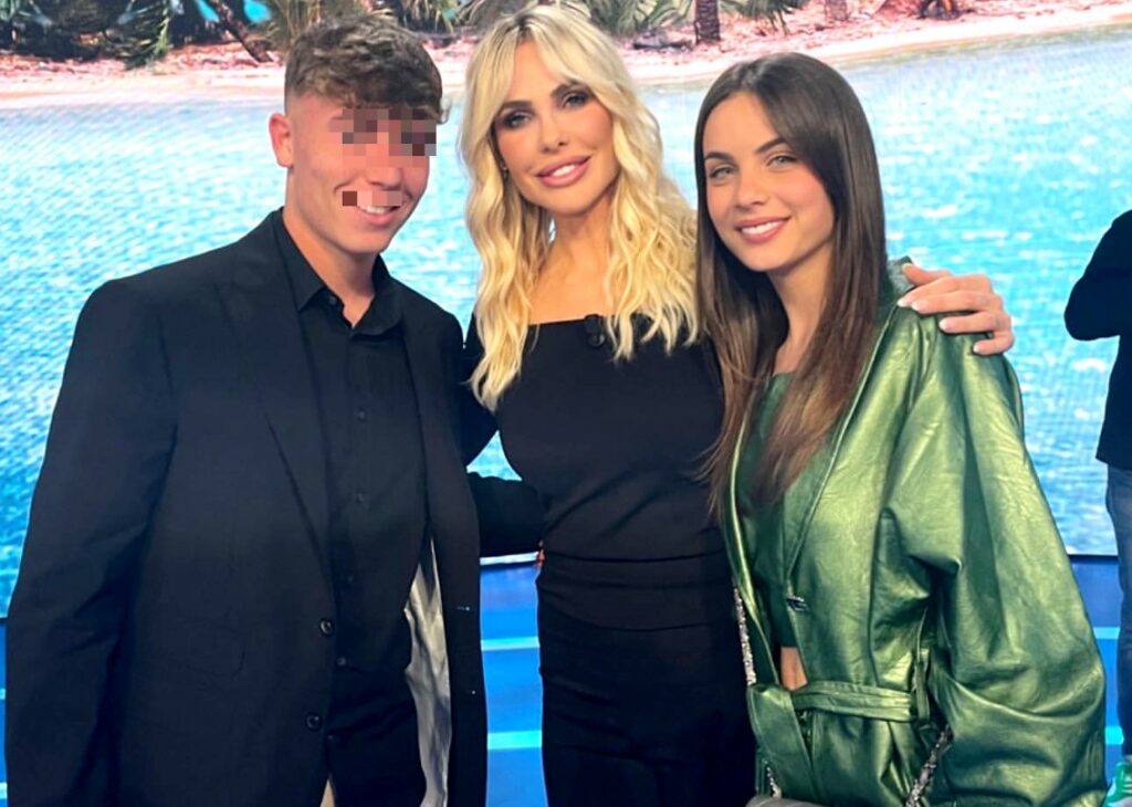 Ilary Blasi posa con il figlio Cristian Totti e la sua fidanzata negli studi dell'Isola: foto