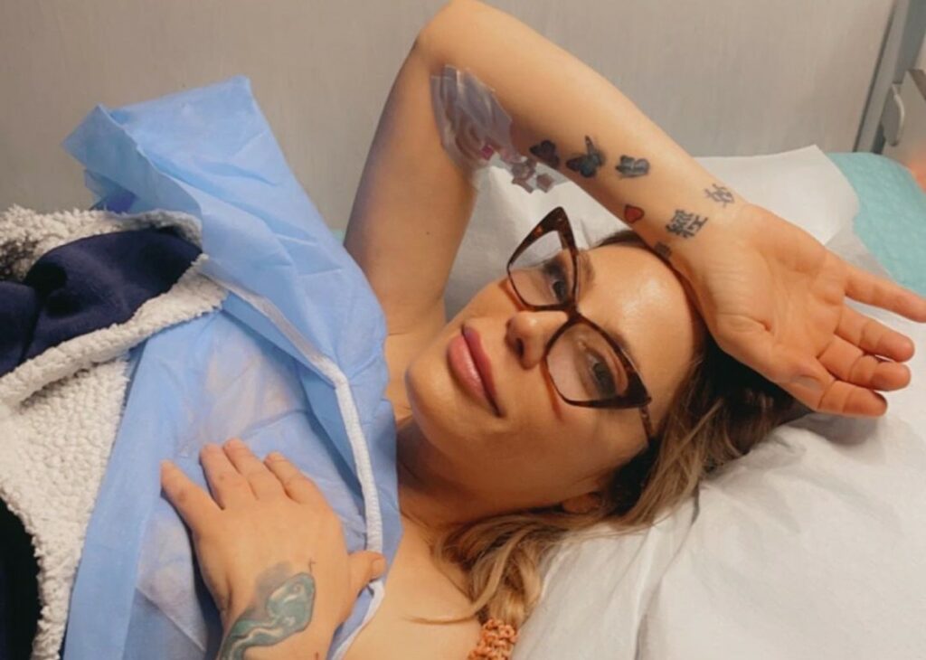 ''Mi hanno ricostruito un seno'': Naike Rivelli si mostra appena uscita dalla sala operatoria, ecco cos'è successo ''Mi hanno ricostruito un seno'': Naike Rivelli si mostra appena uscita dalla sala operatoria, ecco cos'è successo