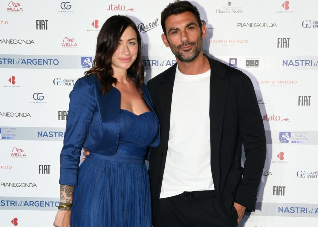 Francesco Arca e la compagna Irene Capuano sul red carpet insieme a Napoli: foto Francesco Arca e la compagna Irene Capuano sul red carpet insieme a Napoli: foto