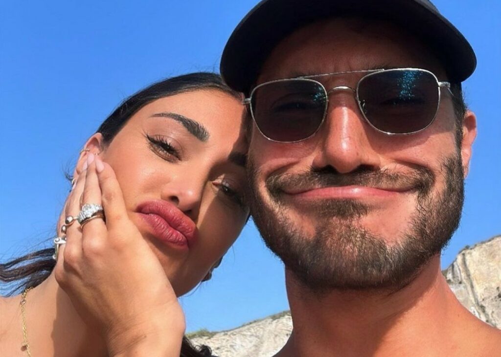 Belen Rodriguez e Stefano De Martino riappaiono insieme in vacanza: famiglia allargata in alto mare