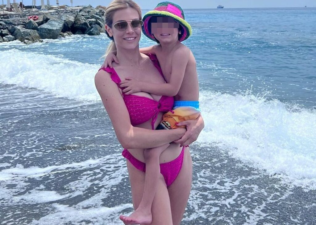 Paola Caruso al mare col figlio, dopo l'operazione Michele migliora ogni giorno di più: foto Paola Caruso al mare col figlio, dopo l'operazione Michele migliora ogni giorno di più: foto