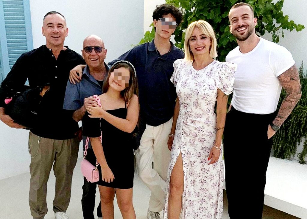 Andreas Muller con i figli, il papà e il fratello di Veronica Peparini, felice con la famiglia del suo amore: foto Andreas Muller con i figli, il papà e il fratello di Veronica Peparini, felice con la famiglia del suo amore: foto
