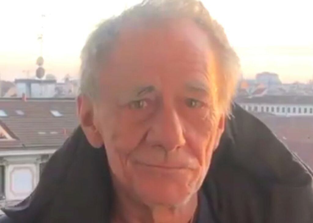 Roberto Vecchioni parla della recente morte del figlio 36enne: ''Era bipolare, il mio successo forse aumentava le sue insicurezze'' Roberto Vecchioni parla della recente morte del figlio 36enne: ''Era bipolare, il mio successo forse aumentava le sue insicurezze''