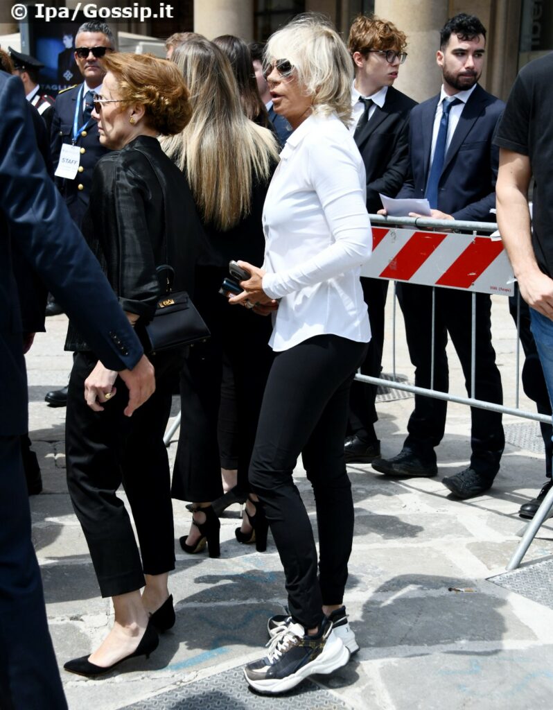 Maria De Filippi al funerale di Silvio Berlusconi vestita di bianco: ecco  perché - Gossip.it | News sul Gossip e VIP