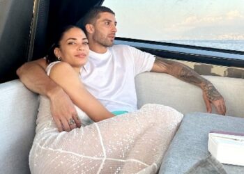Pose sexy e coccole d'amore: Elodie in vacanza in barca a Capri con il fidanzato Andrea Iannone