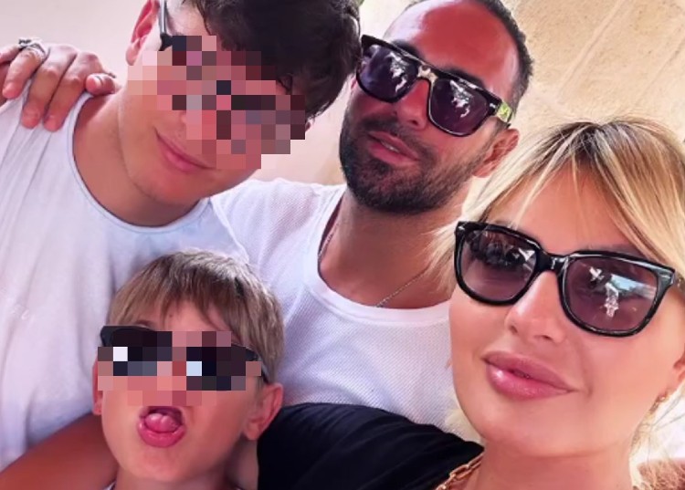 Manila Nazzaro e il nuovo fidanzato Stefano Oradei in vacanza con i figli di lei Manila Nazzaro e il nuovo fidanzato Stefano Oradei in vacanza con i figli di lei