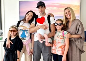 Aurora Ramazzotti  in vacanza in Sardegna con il figlio Cesare, il compagno Goffredo, mamma Michelle Hunziker e le sorelle