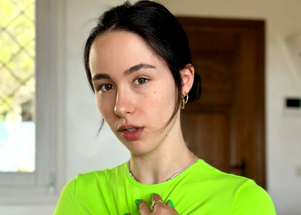 Aurora Ramazzotti è cittadina svizzera: mostra la carta di identità elvetica di quando era bambina Aurora Ramazzotti è cittadina svizzera: mostra la carta di identità elvetica di quando era bambina