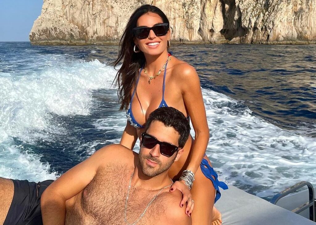Ormai è amore alla luce del sole! Elisabetta Gregoraci e Giulio Fratini si mostrano innamoratissimi in vacanza insieme: foto Ormai è amore alla luce del sole! Elisabetta Gregoraci e Giulio Fratini si mostrano innamoratissimi in vacanza insieme: foto
