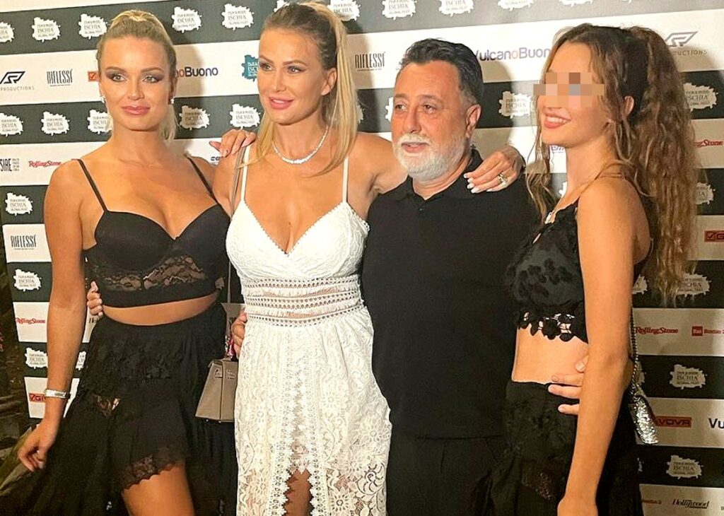 Eva Henger a Ischia riunisce la famiglia: eccola finalmente serena con il marito e le due figlie Jennifer e Mercedesz Eva Henger a Ischia riunisce la famiglia: eccola finalmente serena con il marito e le due figlie Jennifer e Mercedesz