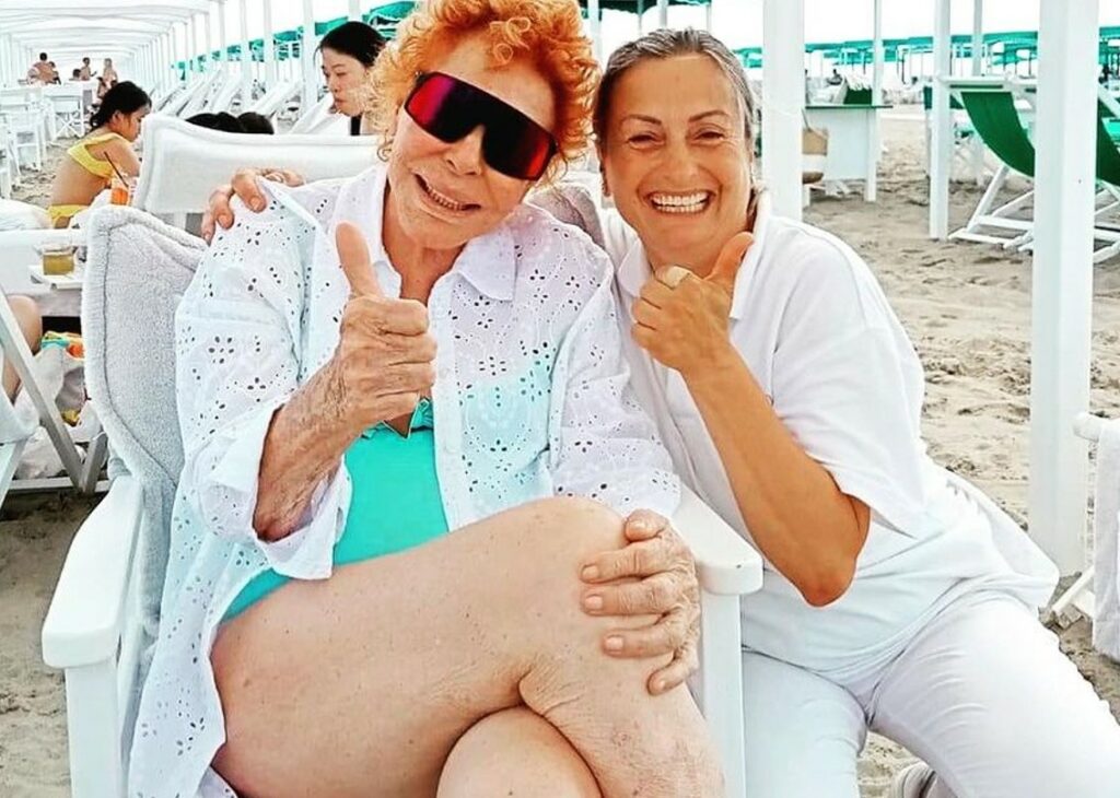 Ornella Vanoni in spiaggia in costume a 88 anni: la foto Ornella Vanoni in spiaggia in costume a 88 anni: la foto