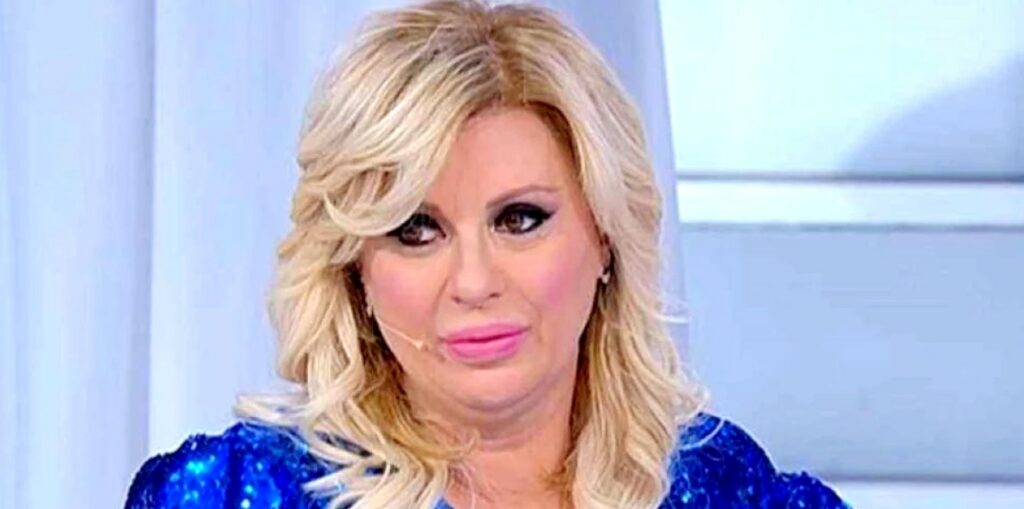''Sono stanca di leggere che sono troppo trash, ora parlo io'': Tina Cipollari sbotta sul social e fa un annuncio ''Sono stanca di leggere che sono troppo trash, ora parlo io'': Tina Cipollari sbotta sul social e fa un annuncio