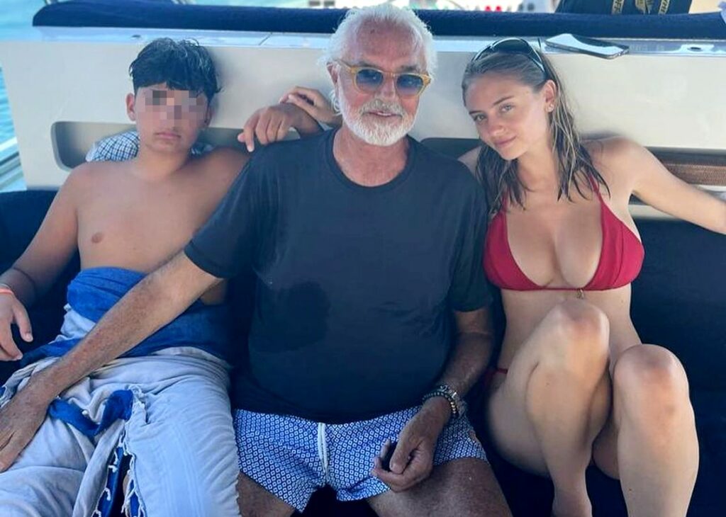 Flavio Briatore in vacanza con entrambi i figli Falco Nathan e Leni: foto