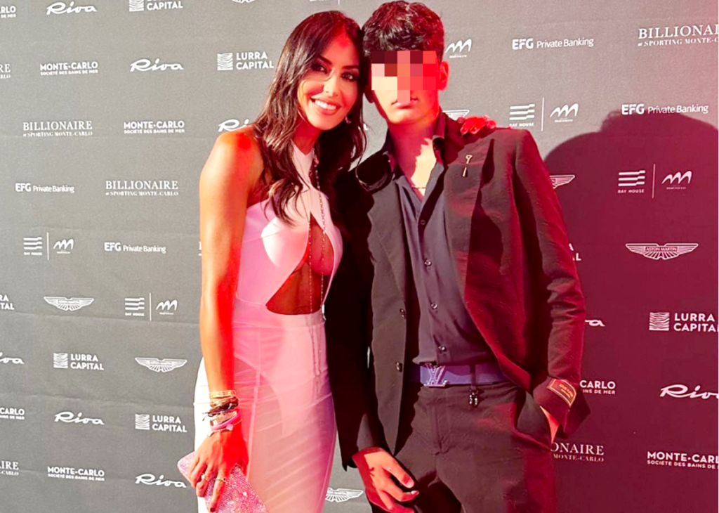 Elisabetta Gregoraci sfoggia il vestito con scollatura pazzesca anche alla serata di gala col figlio Nathan: foto