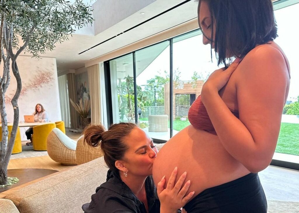 ''Volevo una donna che ci sarebbe stata per sempre'': Chrissy Teigen celebra la madre surrogata che ha portato in grembo il suo quarto figlio