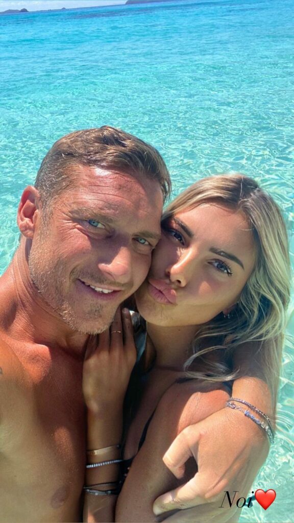 Francesco Totti e Noemi Bocchi ancora al mare: la nuova foto da innamorati in acqua
