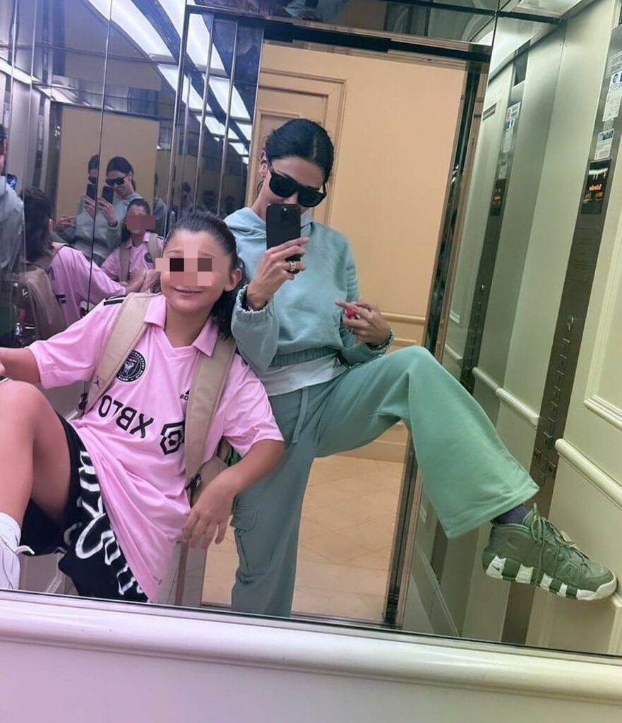 Chiara Ferragni e Fedez accompagnano Leone al primo giorno di scuola