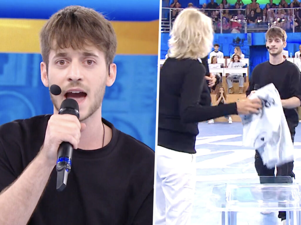 Il figliastro di Laura Pausini è un nuovo concorrente di 'Amici': Maria De Filippi gli consegna la maglia Il figliastro di Laura Pausini è un nuovo concorrente di 'Amici': Maria De Filippi gli consegna la maglia