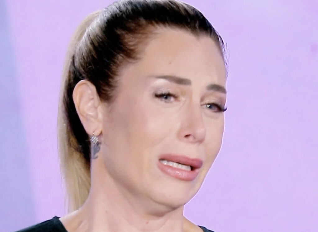 ''Vedo che Michele non è migliorato, la mia vita un incubo'': Paola Caruso piange disperata in tv per la malattia del figlio