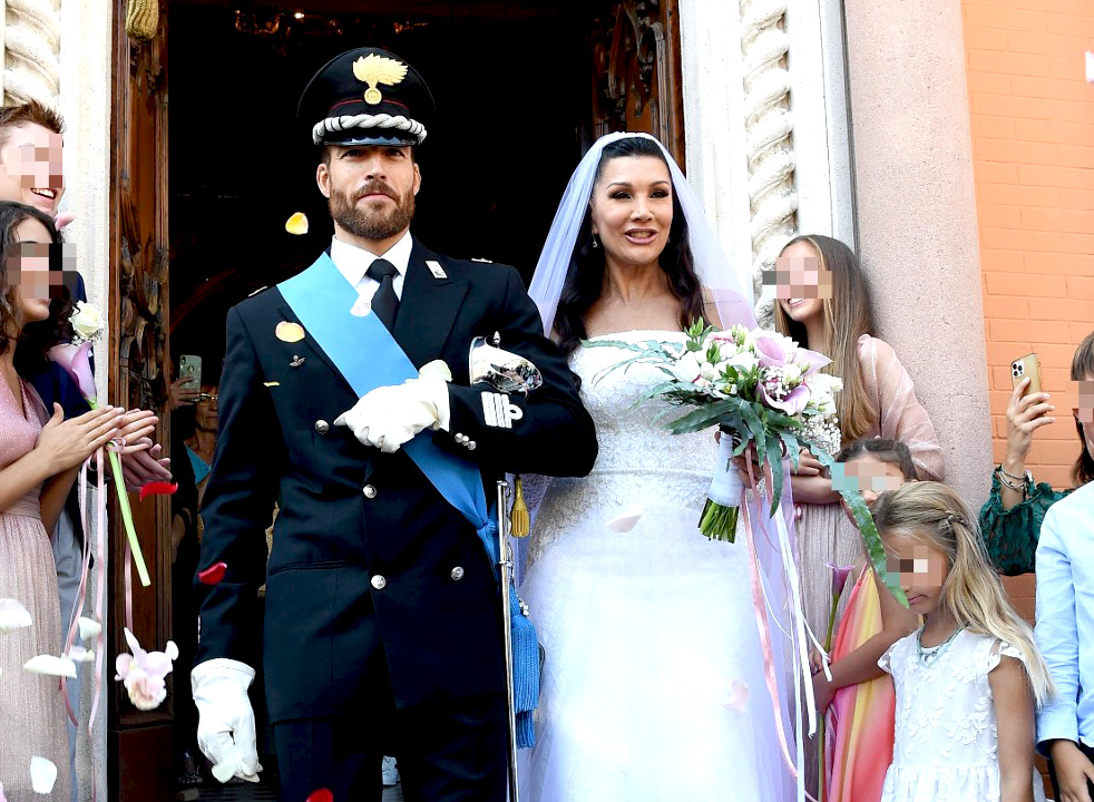 Luisa Corna a 57 anni ha sposato il 42enne Stefano Giovino: le foto delle nozze in chiesa