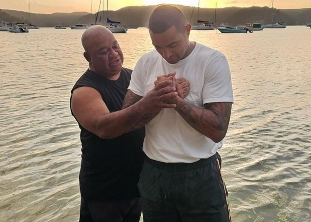 Kevin Prince Boateng si fa battezzare a 36 anni: le foto della cerimonia nell'acqua del mare Kevin Prince Boateng si fa battezzare a 36 anni: le foto della cerimonia nell'acqua del mare