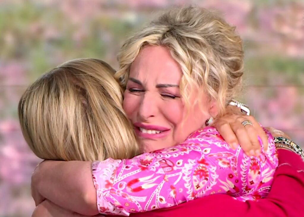 Antonella Clerici piange a dirotto in diretta tv: lacrime e singhiozzi incontenibili, ecco perché Antonella Clerici piange a dirotto in diretta tv: lacrime e singhiozzi incontenibili, ecco perché