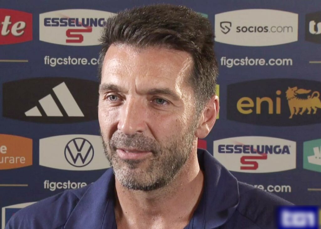 ''Con Ilaria non c'è stato un giorno in cui non sono stato felice'': la dichiarazione d'amore in diretta tv di Gigi Buffon spiazza tutti ''Con Ilaria non c'è stato un giorno in cui non sono stato felice'': la dichiarazione d'amore in diretta tv di Gigi Buffon spiazza tutti