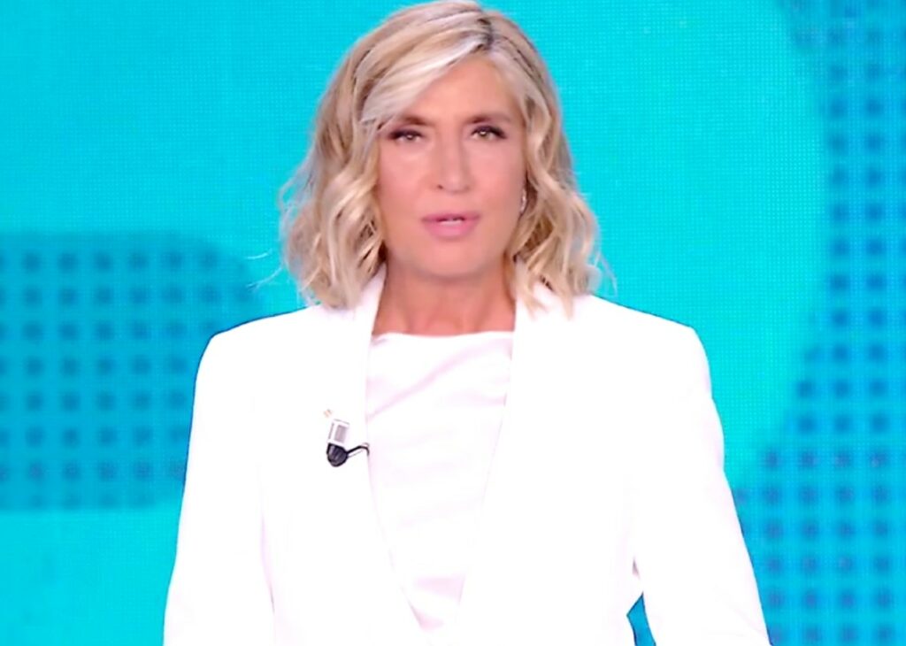 ''Ciao Barbara e grazie'': Myrta Merlino conduce la prima puntata di Pomeriggio 5 dopo 15 anni di d'Urso, ma è polemica per il gobbo ''Ciao Barbara e grazie'': Myrta Merlino conduce la prima puntata di Pomeriggio 5 dopo 15 anni di d'Urso, ma è polemica per il gobbo