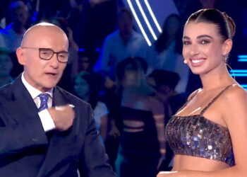 Rebecca Staffelli entra in studio al 'Grande Fratello': debutto in prima serata per la 25enne figlia di Valerio Staffelli di 'Striscia la Notizia'
