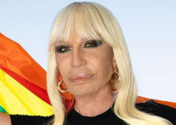 Donatella Versace contro il governo Meloni: ''Sta togliendo la libertà di amare chi si vuole''