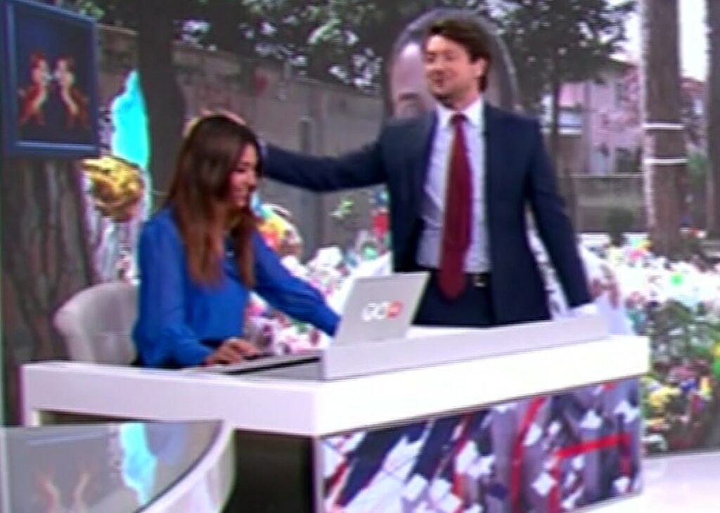 ''Perché non ti ho conosciuta prima?'': il compagno di Giorgia Meloni flirta con la collega fuori onda, le tocca i capelli: esplode il caso ''Perché non ti ho conosciuta prima?'': il compagno di Giorgia Meloni flirta con la collega fuori onda, le tocca i capelli: esplode il caso