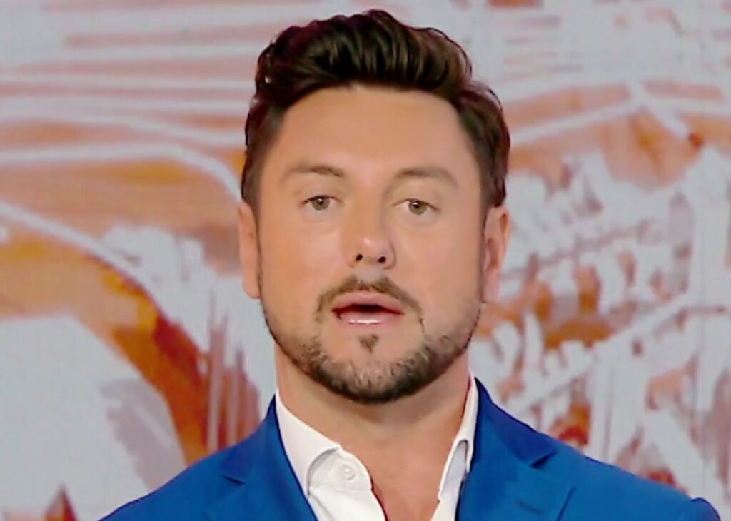 ''E' vietato avere i denti bianchi e i capelli folti?'': Andrea Giambruno, compagno della Meloni, risponde alle prese in giro per il look ''E' vietato avere i denti bianchi e i capelli folti?'': Andrea Giambruno, compagno della Meloni, risponde alle prese in giro per il look