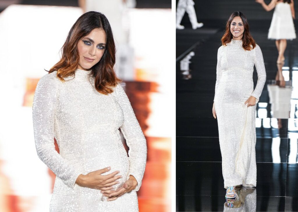 Miriam Leone sfila col pancione di 6 mesi a Parigi: le foto in passerella Miriam Leone sfila col pancione di 6 mesi a Parigi: le foto in passerella