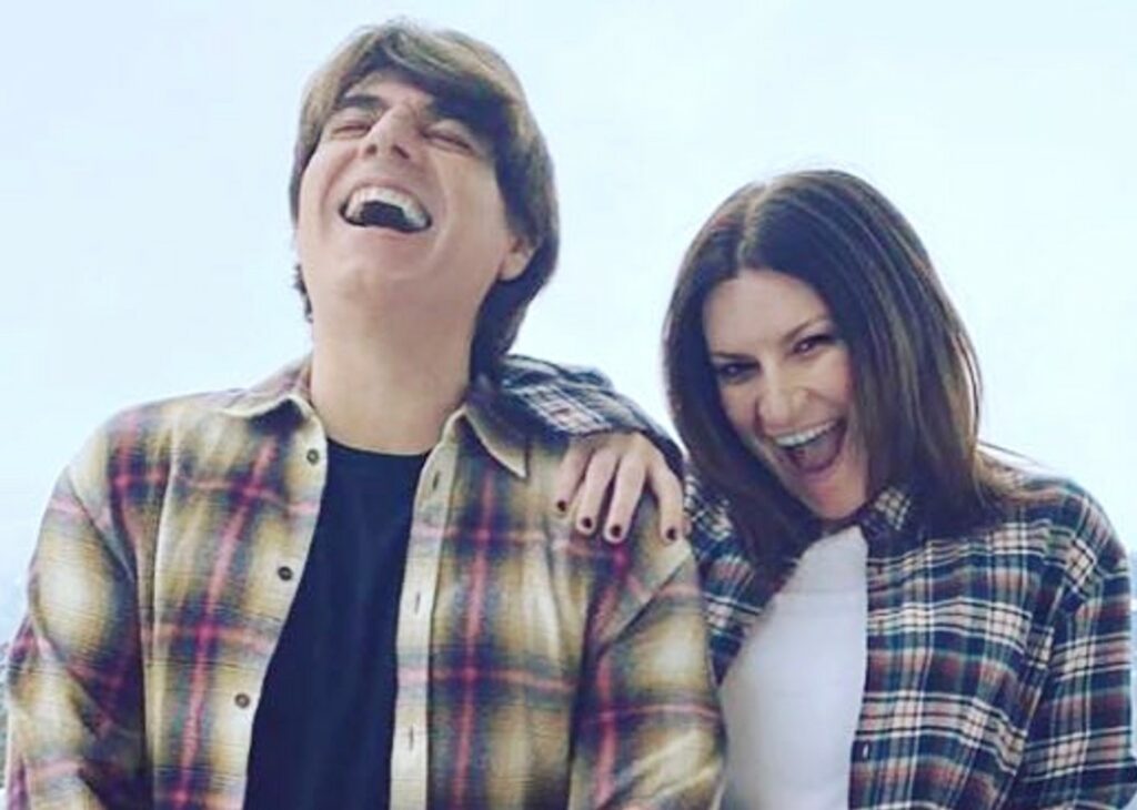 ''I nostri amici dicono che non siamo normali'': Laura Pausini parla del matrimonio con Paolo Carta ''I nostri amici dicono che non siamo normali'': Laura Pausini parla del matrimonio con Paolo Carta