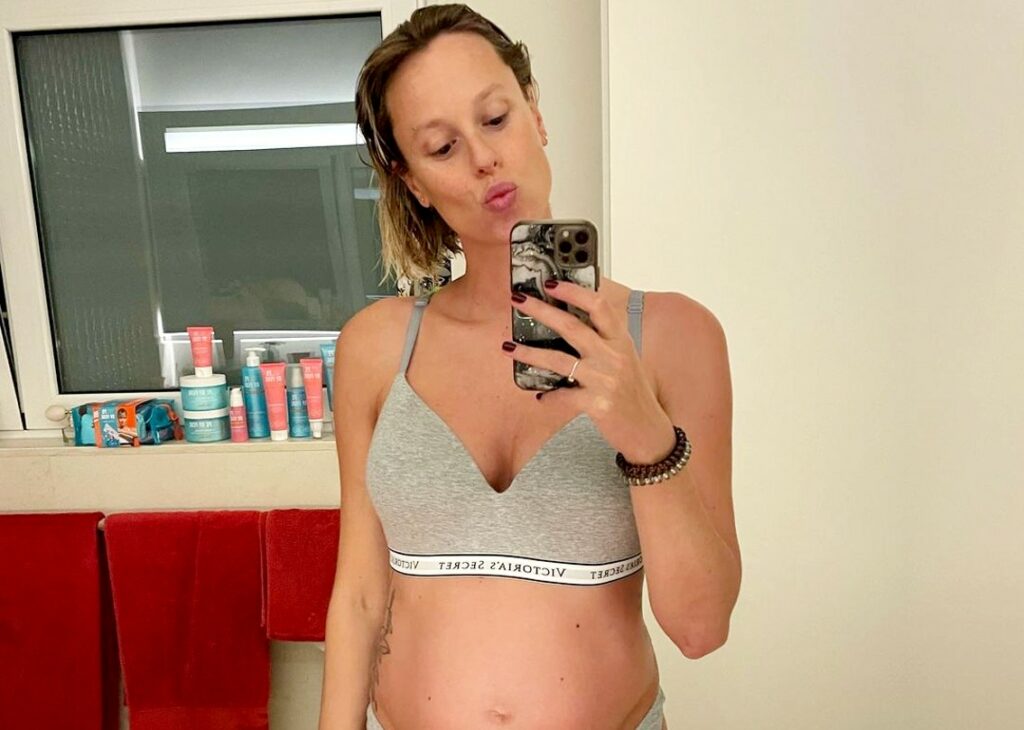 Federica Pellegrini pubblica la prima foto col pancione di 7 mesi a nudo: guarda Federica Pellegrini pubblica la prima foto col pancione di 7 mesi a nudo: guarda