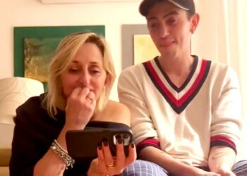 La madre di Michele Bravi vede il suo nuovo video hot in cui 'sc*pa tutto il tempo': la sua reazione