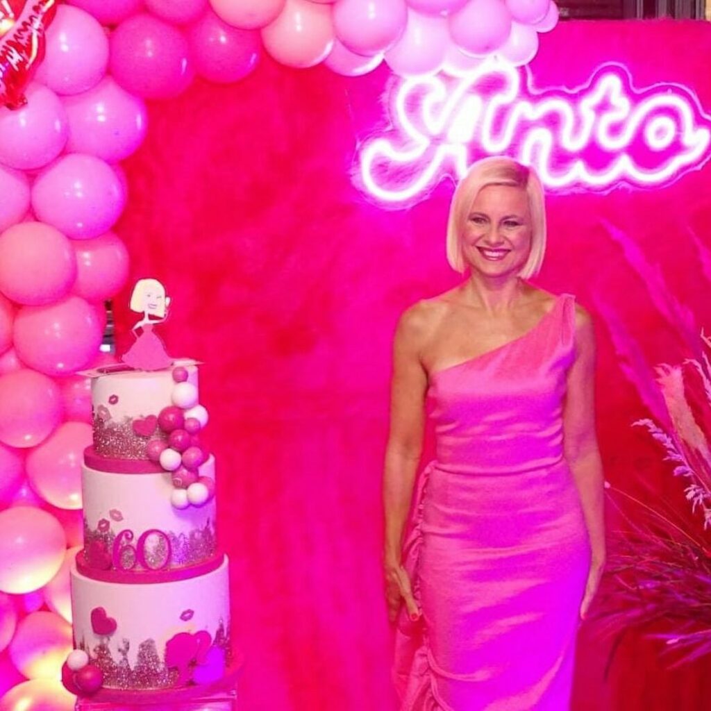 Antonella Elia festeggia 60 anni con un party a tema Barbie e tante amiche vip, ecco chi c