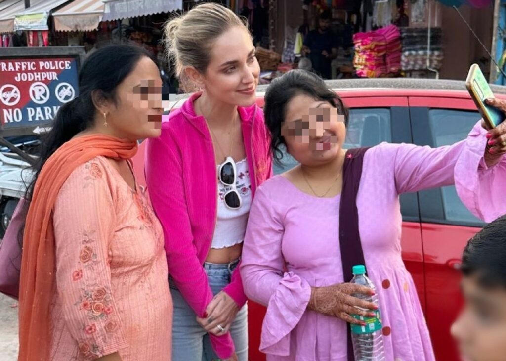 Chiara Ferragni fermata dalla gente per strada in India per fare selfie, ma non è come sembra: il racconto Chiara Ferragni fermata dalla gente per strada in India per fare selfie, ma non è come sembra: il racconto