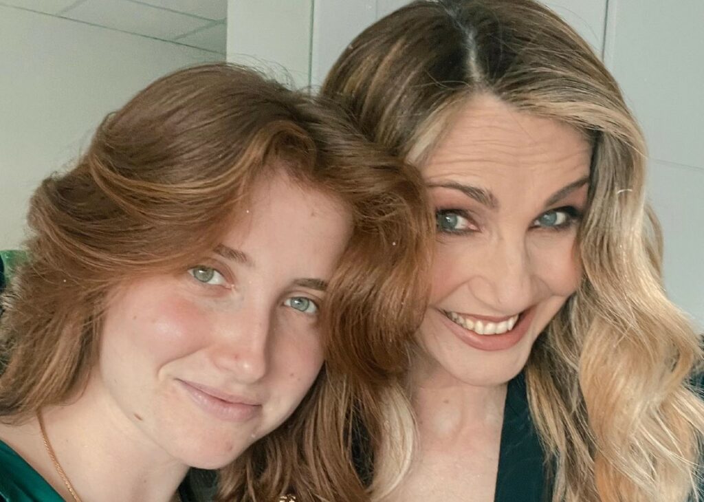 ''Mi sembra che la gente mi fissi'': la figlia di Lorella Cuccarini dopo gli attacchi di panico va da sola al bar ma è a disagio