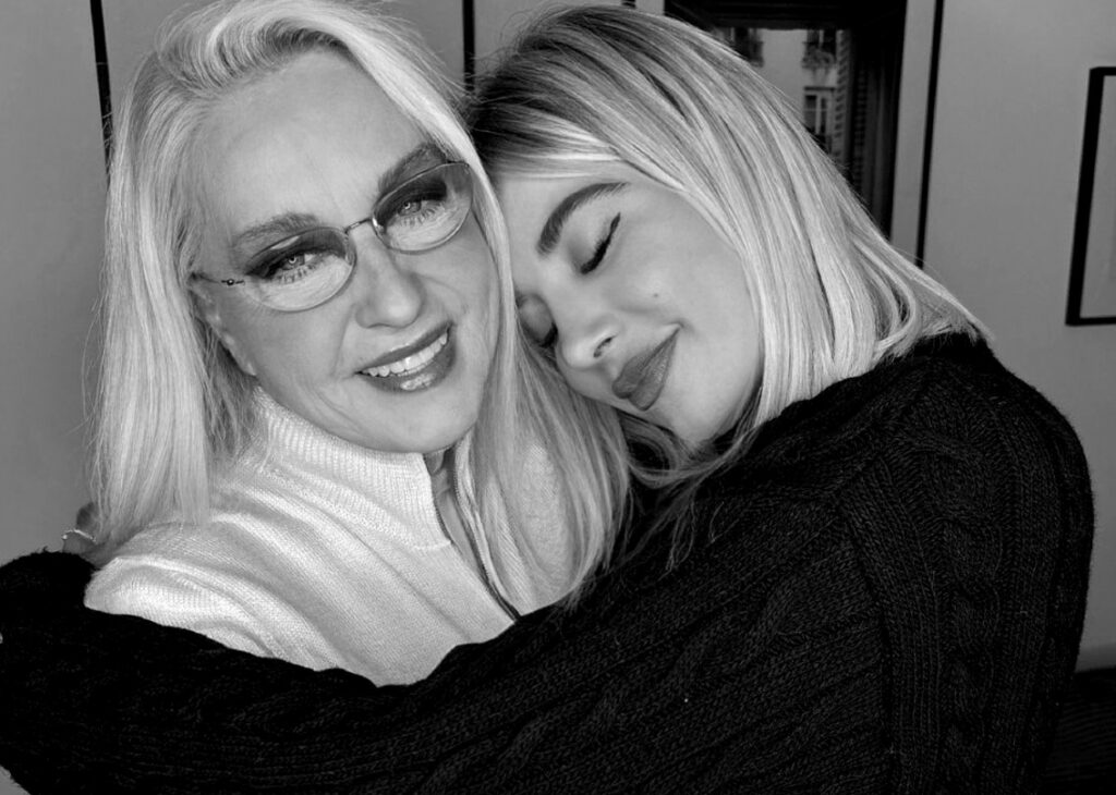 Clizia Incorvaia abbraccia la 'suocera' Eleonora Giorgi dopo la notizia del tumore: ''Hai una dura prova da affrontare'' Clizia Incorvaia abbraccia la 'suocera' Eleonora Giorgi dopo la notizia del tumore: ''Hai una dura prova da affrontare''