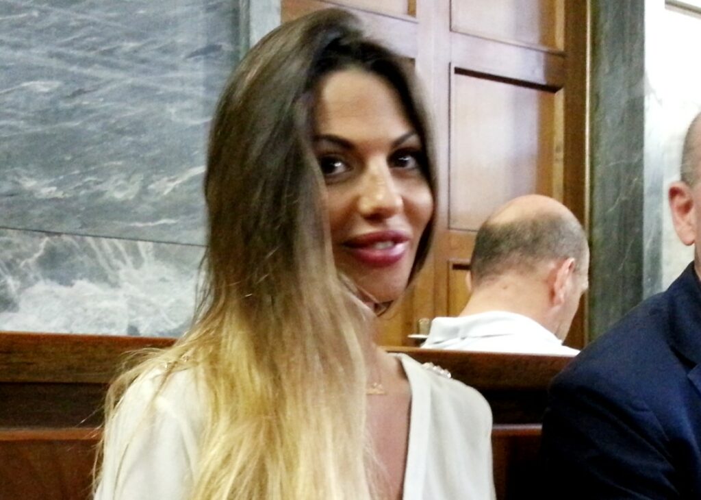 Stop all'assegno da 2500 euro al mese alle 'olgettine' dopo 11 anni e la morte di Berlusconi: ecco cosa sta succedendo Stop all'assegno da 2500 euro al mese alle 'olgettine' dopo 11 anni e la morte di Berlusconi: ecco cosa sta succedendo