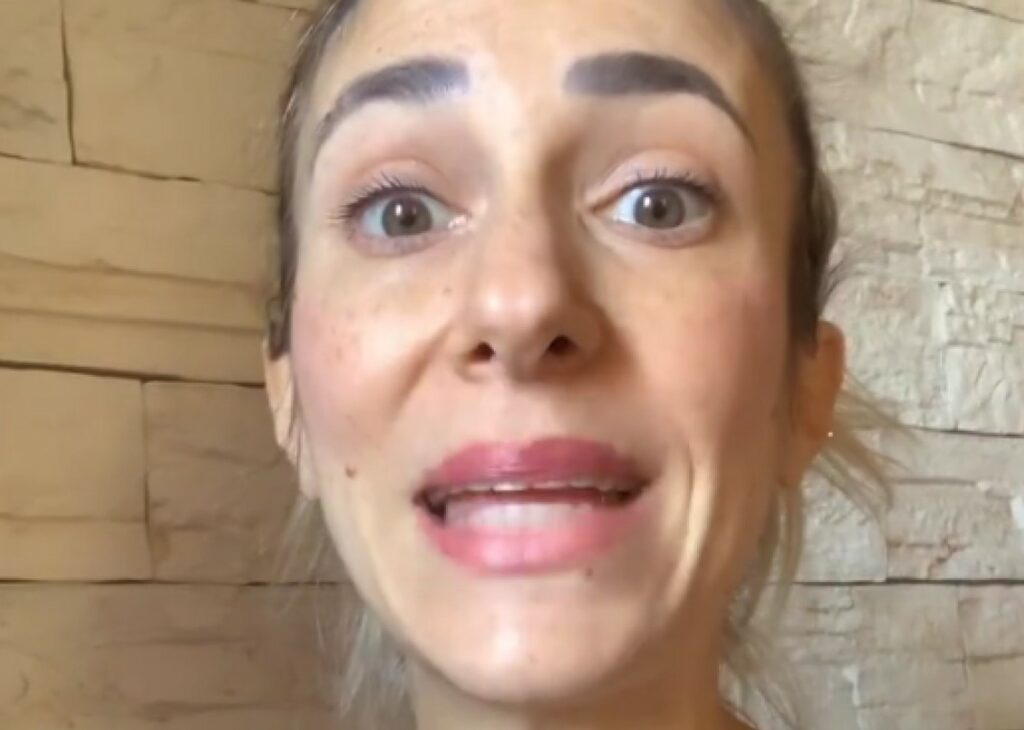 ''Il dito stava andando in cancrena'': il racconto della notte da incubo di Melory Blasi, sorella di Ilary, a poche settimane dal parto