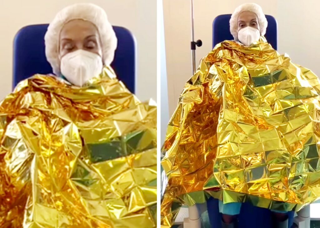 Donatella Rettore si mostra appena uscita dalla sala operatoria per il delicato intervento ancora sotto gli effetti dell’anestesia Donatella Rettore si mostra appena uscita dalla sala operatoria per il delicato intervento ancora sotto gli effetti dell’anestesia