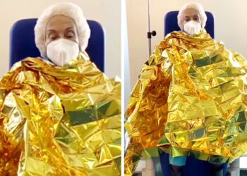 Donatella Rettore si mostra appena uscita dalla sala operatoria per il delicato intervento ancora sotto gli effetti dell’anestesia