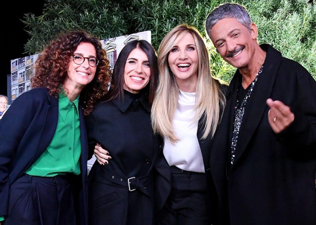 Amadeus annuncia le co-conduttrici di Sanremo 2024: foto ufficiale delle tre con Fiorello