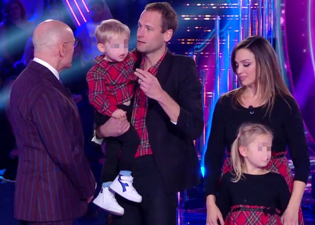 Il Grande Fratello sorprende lo sportivo Alex Schwazer con la visita di moglie e figli, lui decide di lasciare la Casa Il Grande Fratello sorprende lo sportivo Alex Schwazer con la visita di moglie e figli, lui decide di lasciare la Casa