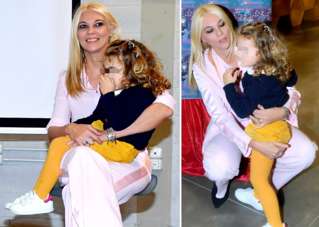 La conduttrice Eleonora Daniele presenta il suo libro per bambini insieme alla figlia Carlotta che non si separa mai da lei: foto La conduttrice Eleonora Daniele presenta il suo libro per bambini insieme alla figlia Carlotta che non si separa mai da lei: foto