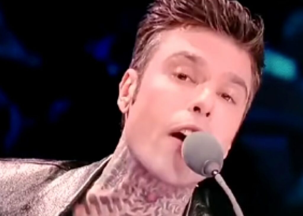''Io non ho mai leccato i piedi a Giorgia Meloni o Sgarbi'': Fedez risponde a Morgan in diretta tv