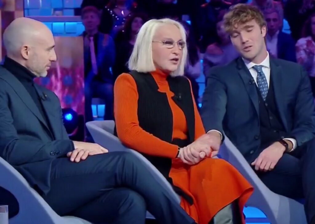 Paolo Ciavarro in tv con mamma Eleonora Giorgi malata di tumore, racconta il dolore: ''Barbara Palombelli si è accorta che piangevo'' Paolo Ciavarro in tv con mamma Eleonora Giorgi malata di tumore, racconta il dolore: ''Barbara Palombelli si è accorta che piangevo''