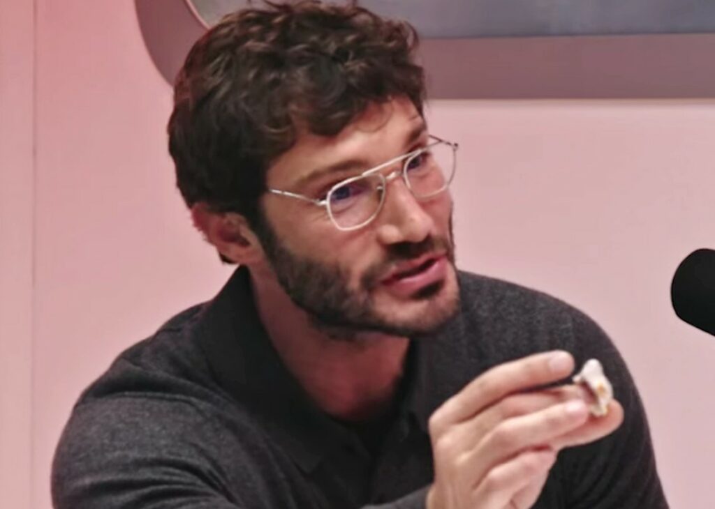 ''Ci tengo molto, la porto sempre dietro'': Stefano De Martino mostra il portafortuna che gli regalò Maurizio Costanzo ''Ci tengo molto, la porto sempre dietro'': Stefano De Martino mostra il portafortuna che gli regalò Maurizio Costanzo